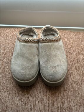 Mudd Kids Slip-On Suede-Look Slippers in Light Taupe with Braided Trim